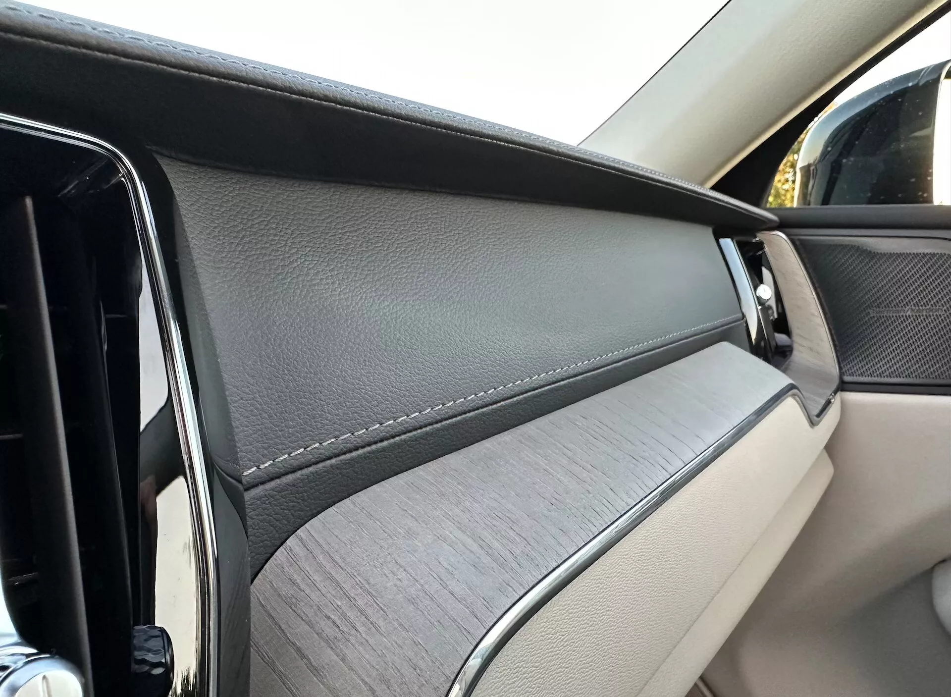 Vista ravvicinata del pannello porta interno della Volvo XC60 2021 Recharge Plug-In Hybrid, che mette in evidenza i materiali di lusso e gli elementi di design dalla prospettiva di un passeggero.