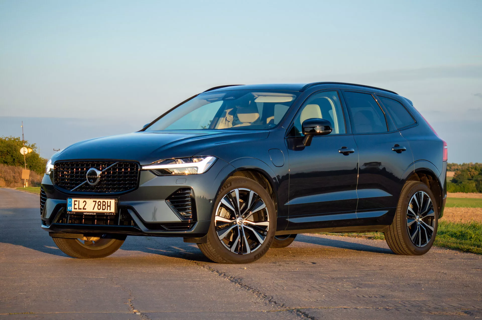 SUV Volvo XC60 Recharge Plug-In Hybrid 2021 in prospettiva frontale tre quarti che mette in mostra fari LED, griglia elegante e ruote in lega moderne sotto la luce naturale del giorno