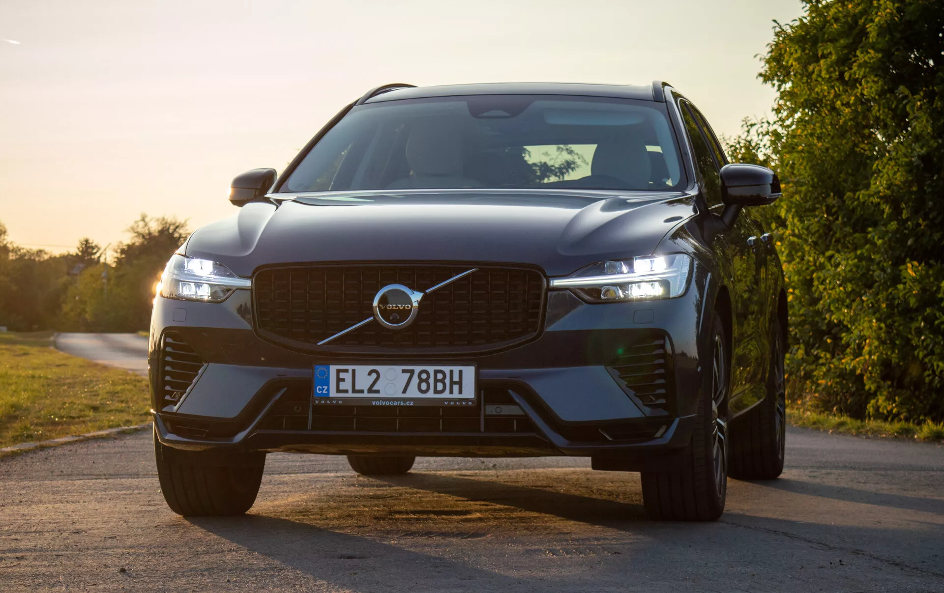 Volvo XC60 Recharge plug-in hybrid SUV del 2021, vista frontale angolata che evidenzia la griglia, i fari LED con design Martello di Thor e sensori di sicurezza avanzati