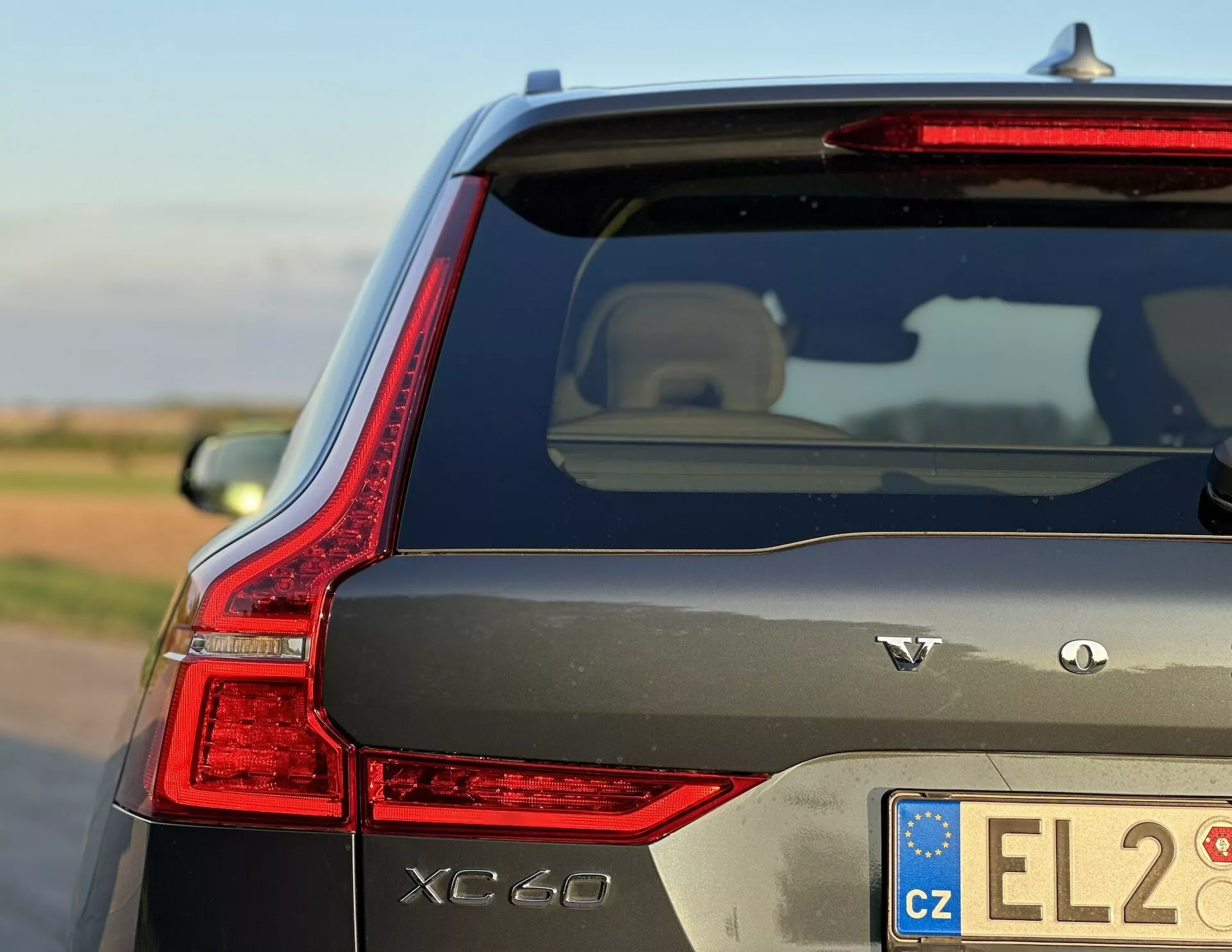 Volvo XC60 Recharge plug-in ibrido 2021 che mette in mostra il suo elegante fanale posteriore LED, distintivi AWD e caratteristiche esterne distintive alla luce naturale del giorno