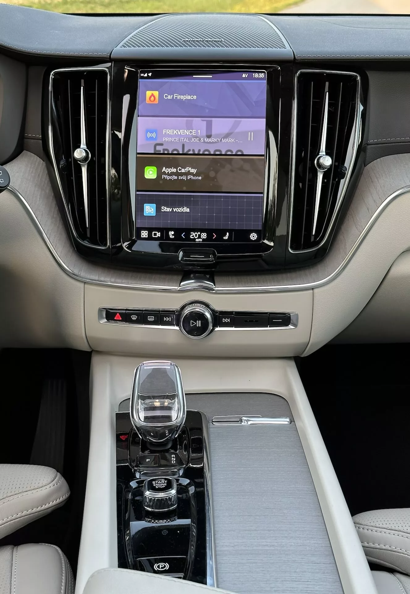 Interni della Volvo XC60 Recharge Plug-in Hybrid 2021 con focus sulla consolle centrale di lusso e cruscotto dotato di un sistema infotainment all'avanguardia e materiali di alta qualità da una prospettiva del sedile posteriore