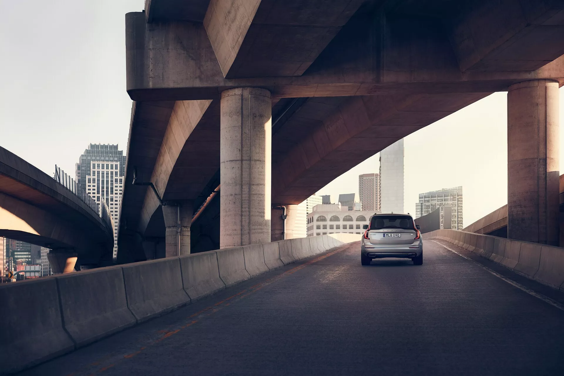 Volvo XC90 2015 2ª Generazione – Design elegante e sofisticato con fari LED moderni, interni lussuosi con materiali di alta qualità, funzioni di sicurezza avanzate come la prevenzione delle collisioni e prestazioni potenti progettate per il comfort e i viaggi a lunga distanza