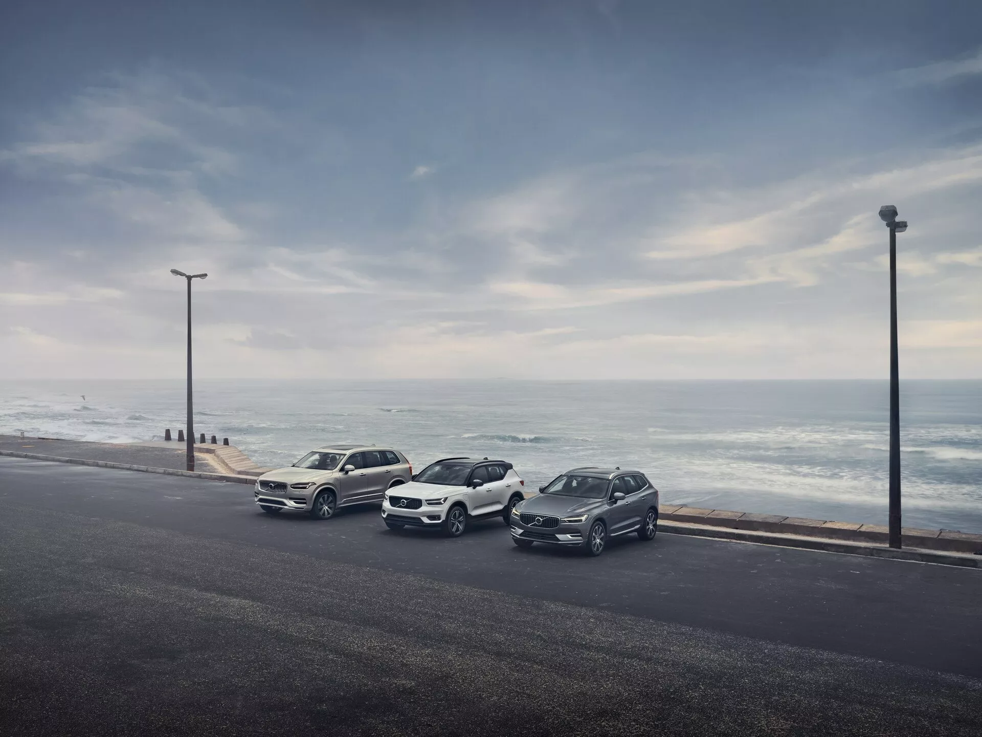 Volvo XC90 2ª Generazione 2015, vista esterna che mostra un design elegante con una griglia frontale audace, fari a LED a forma di T e una finitura metallica elegante