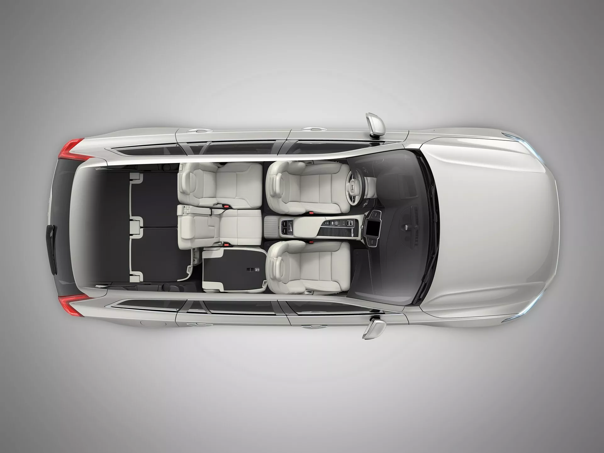 Vista dall'alto di una Volvo XC90 del 2015 (2ª generazione), con tetto, cofano, baule e finestre visibili. Le caratteristiche includono un tetto apribile centrale, finestre delineate e una linea del tetto elegante che suggerisce efficienza aerodinamica. La silhouette del veicolo rivela una berlina a quattro porte con sedili su due file, in grado di ospitare fino a cinque passeggeri.