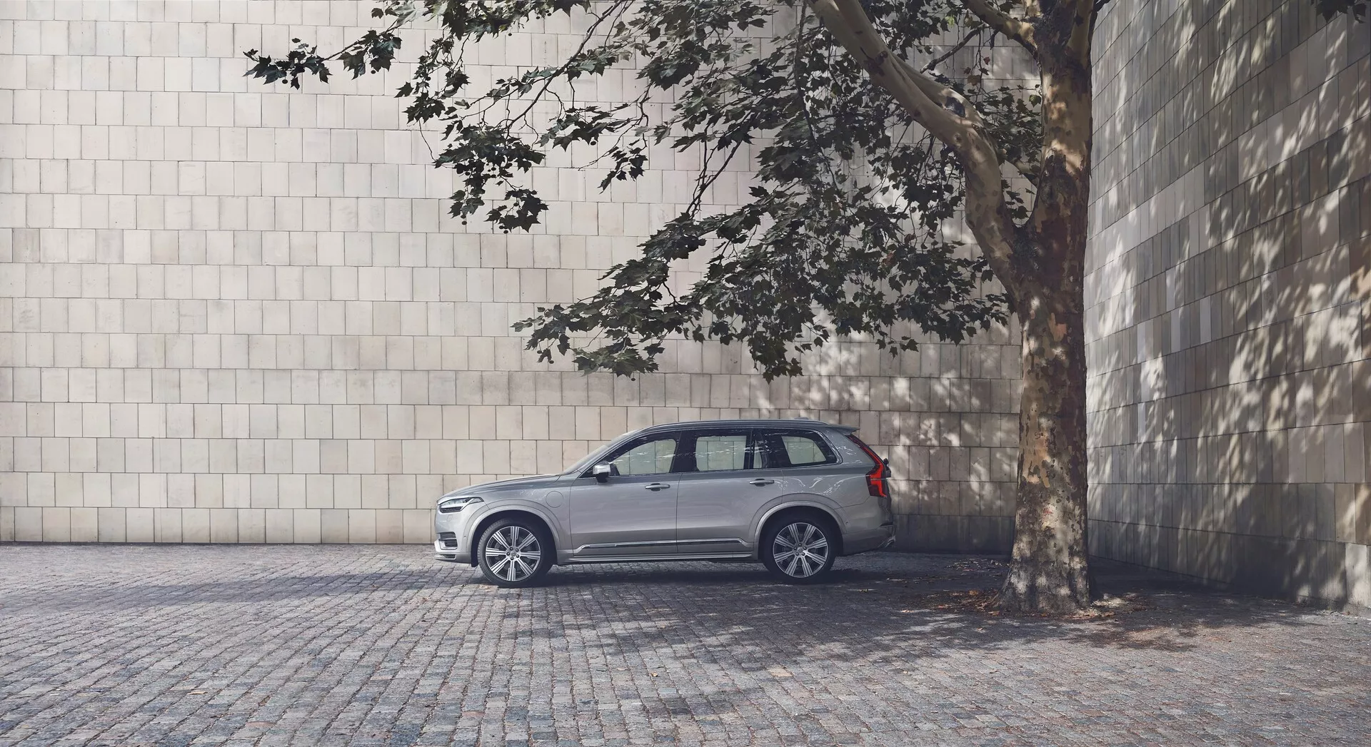 Volvo XC90 2015, seconda generazione, SUV elegante e moderno con un design distintivo, una griglia anteriore vistosa, fari LED eleganti e un interno lussuoso.