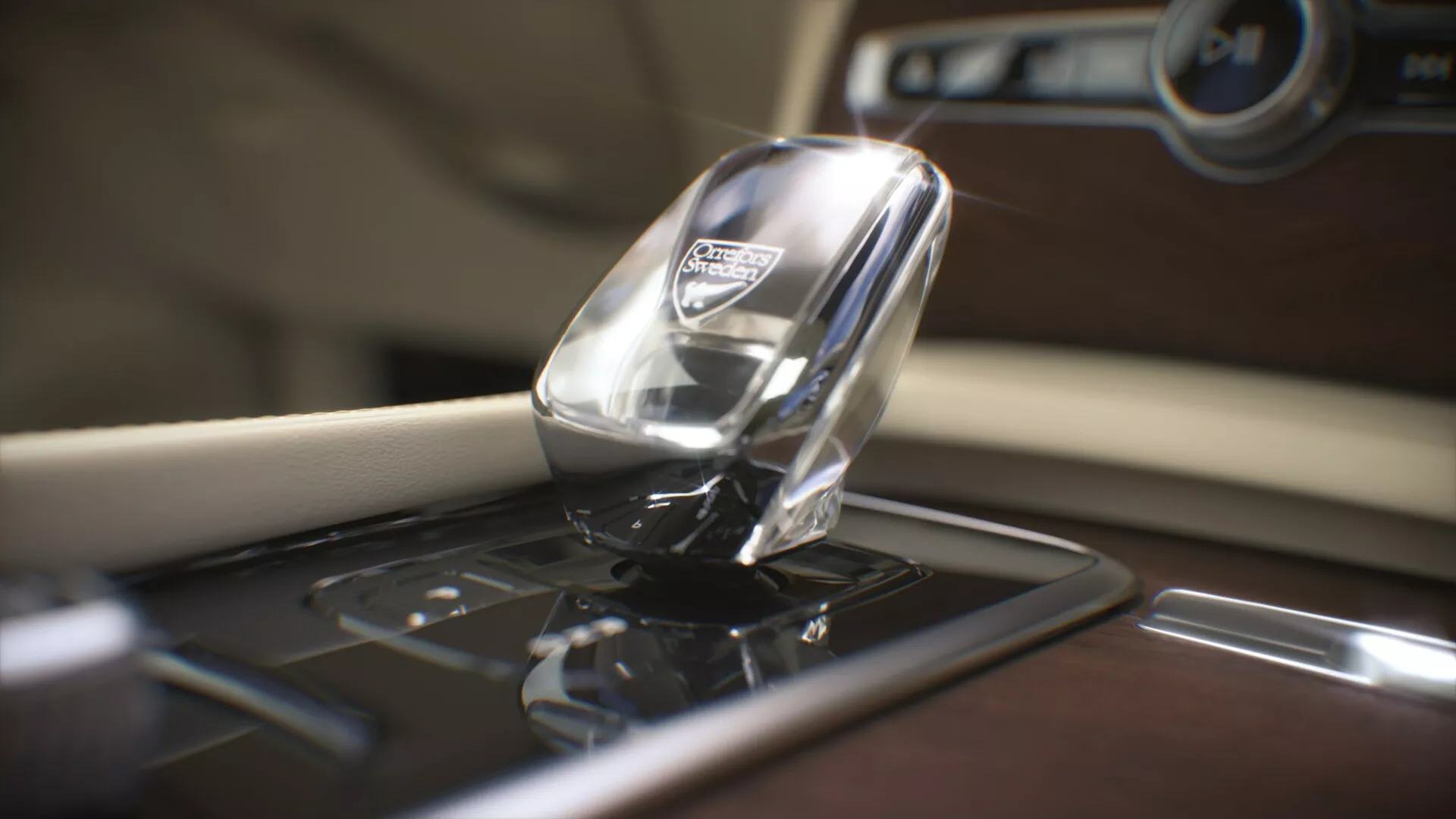 Primo piano dell'interno della Volvo XC90 2015, con un esclusivo pomello del cambio in cristallo su una console nera lucida con accenti argento, che mette in mostra lusso e tecnologia moderna nel design degli interni delle automobili.