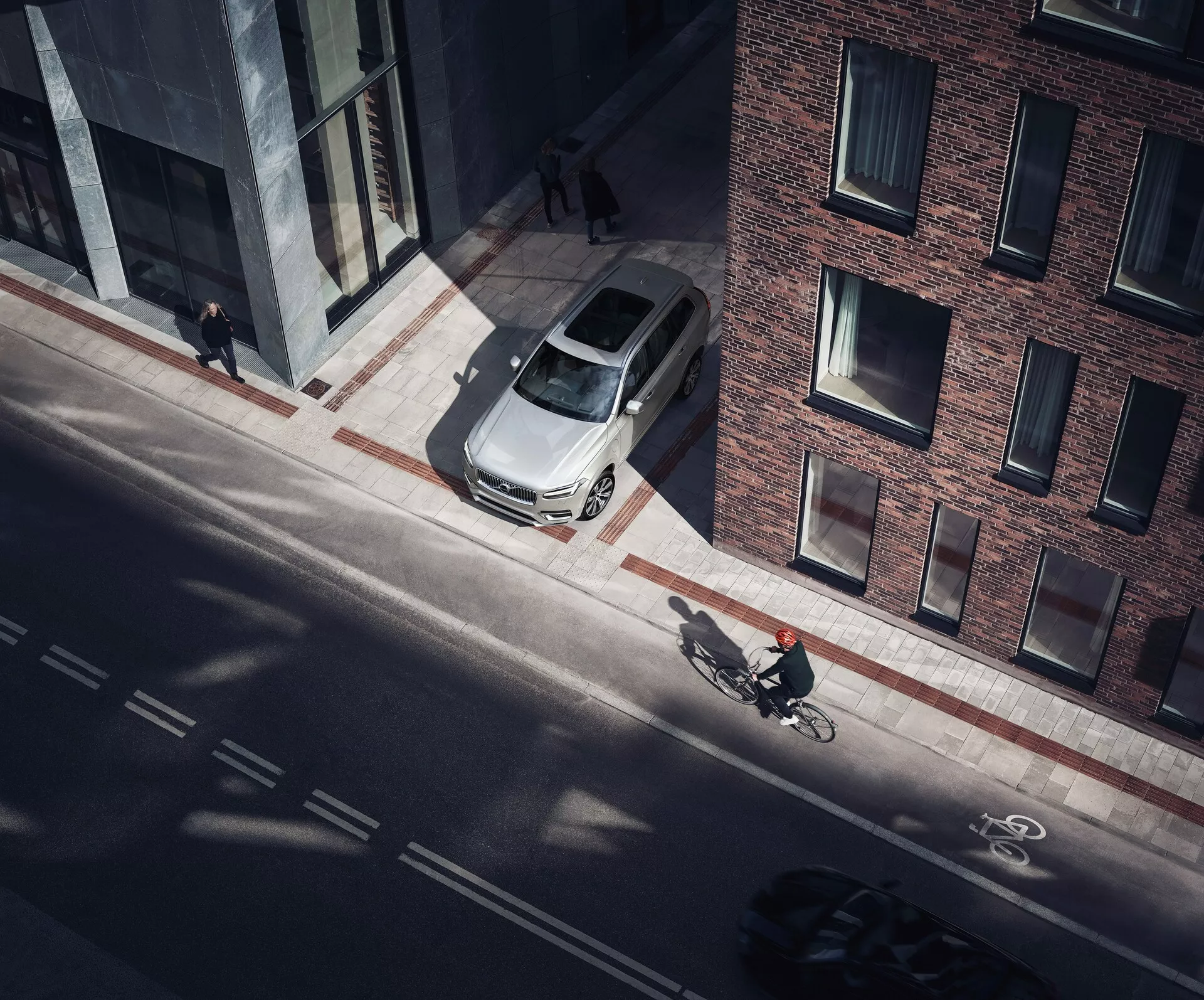 Vista laterale di una Volvo XC90 2015, che mostra il suo design elegante e moderno. La seconda generazione di questo SUV di lusso presenta una carrozzeria metallica elegante, una distintiva griglia anteriore, fari a LED e cerchi in lega.