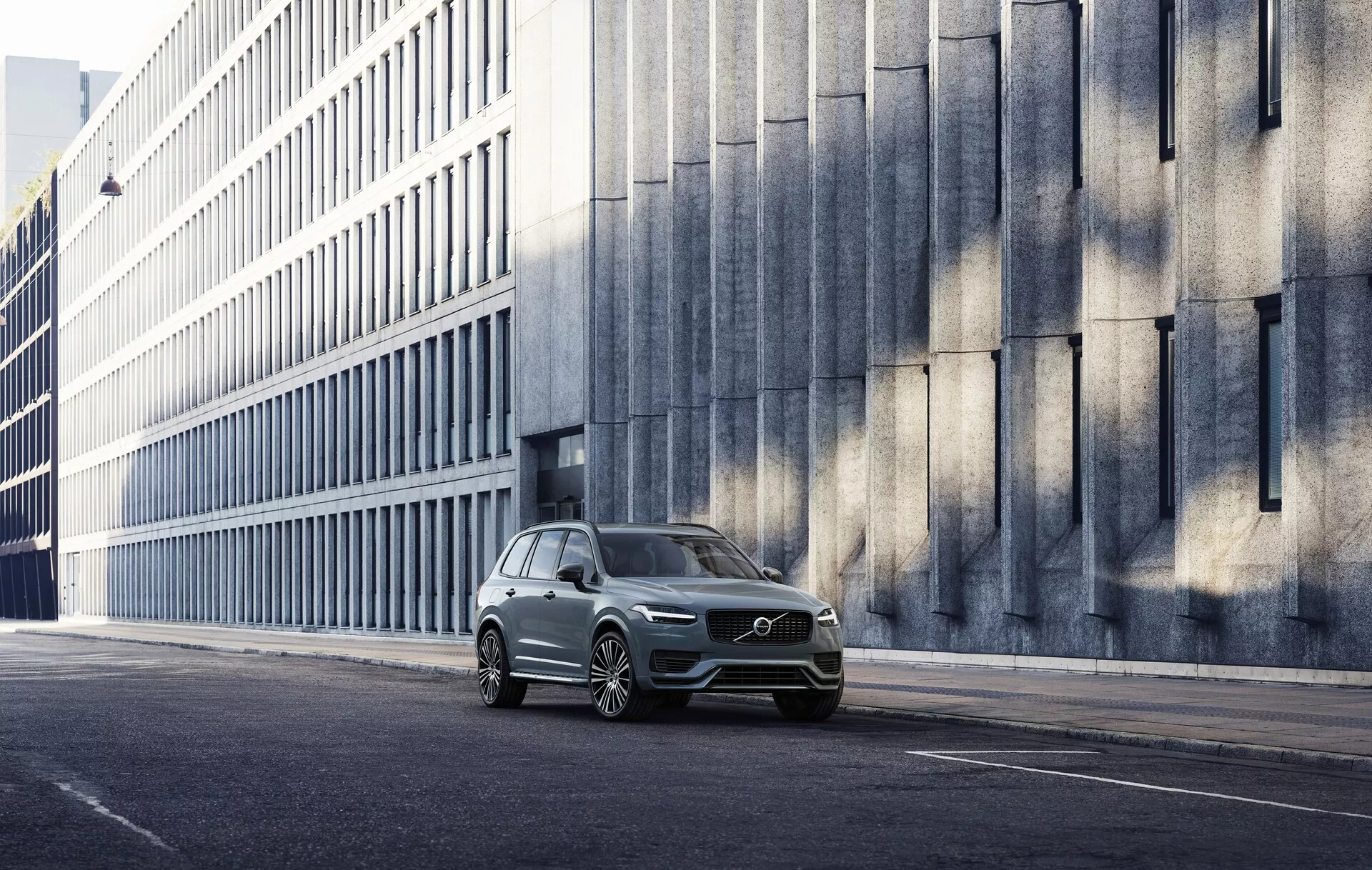 Volvo XC90 2015 (2a generazione), SUV di lusso di medie dimensioni, con un elegante design scandinavo, una griglia anteriore audace, fari LED eleganti, accenti cromati sofisticati, interno spazioso in pelle, tecnologia avanzata per la sicurezza e un sistema di infotainment all'avanguardia.