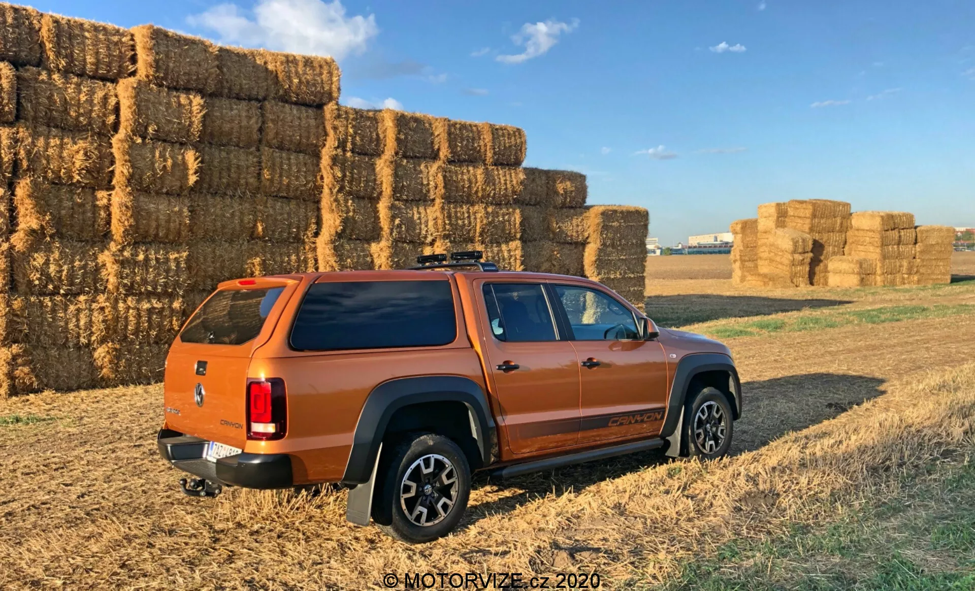 Volkswagen Amarok 2016 - pick-up nero elegante con design robusto, capacità di carico e funzionalità avanzate per uso professionale
