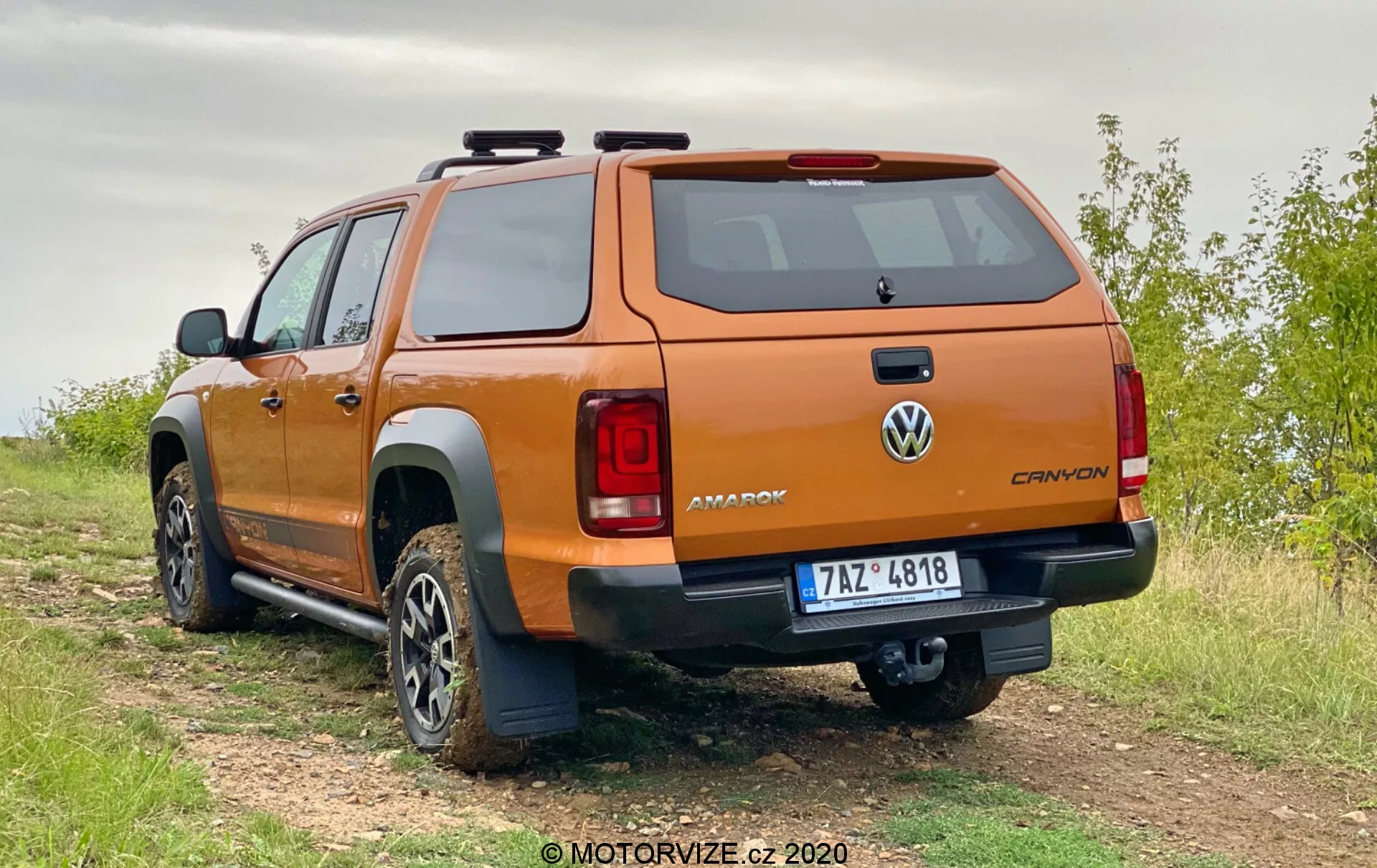 Vista frontale di un VW-Nutzfahrzeuge Amarok 2016 che mostra un design robusto, con una griglia cromata elegante, fari a LED moderni e pneumatici fuoristrada durevoli