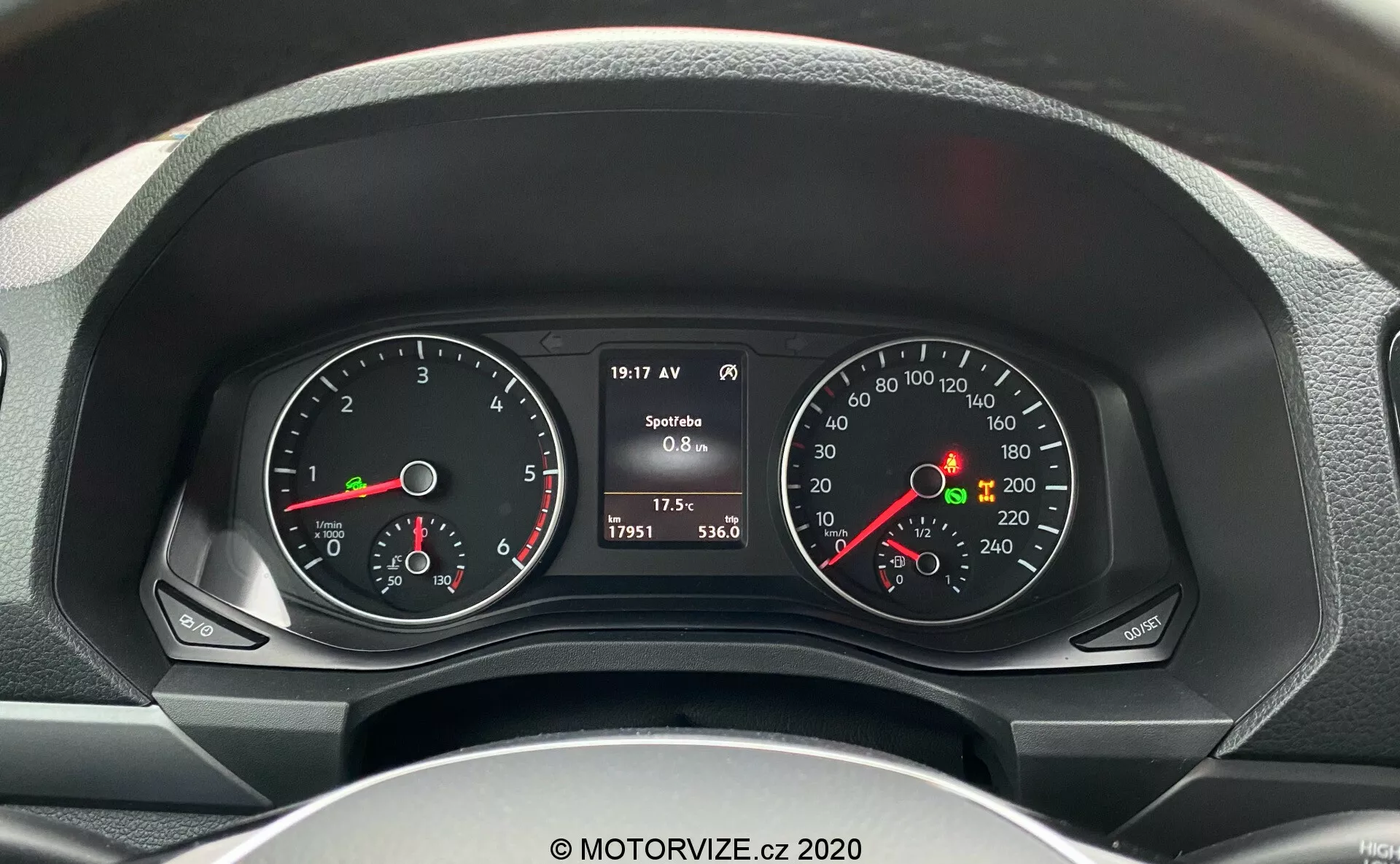 Vista dettagliata del quadro strumenti del conducente in un VW-Nutzfahrzeuge Amarok 2016 dal sedile del conducente, mostrando tachimetro e contachilometri con display digitali e analogici, tra cui RPM del motore, velocità, livello del carburante, temperatura del motore e dati del veicolo come velocità attuale, lettura del contachilometri, temperatura esterna e consumo di carburante.