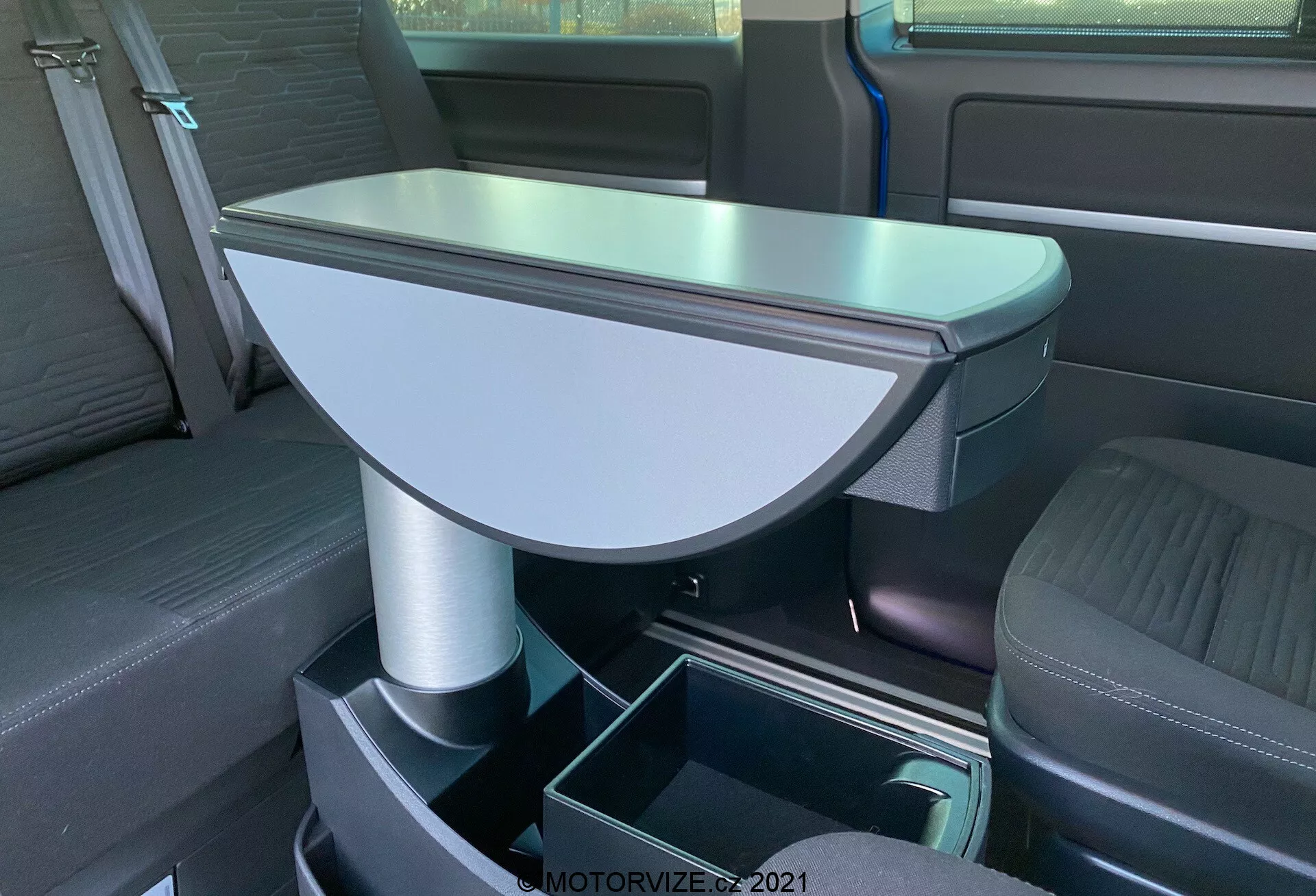 Vista frontale del VW Nutzfahrzeuge Transporter 2019 T6.1 Multivan con linee moderne, accenti cromati e distintivo VW iconico