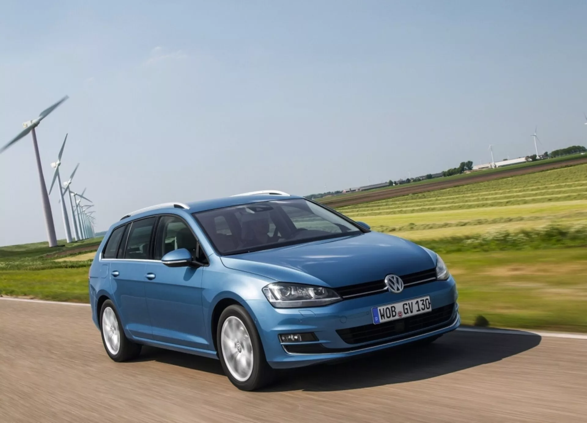Volkswagen Golf del 2012 in bianco, vista laterale, che mette in mostra un design elegante e una costruzione compatta, perfetta per la guida urbana e un consumo di carburante efficiente